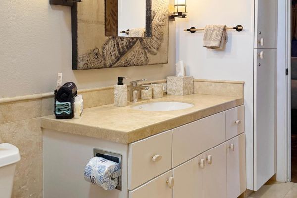 Alihi Lani 4 rear bedroom ensuite bathroom has jetted bathtub and custom tile