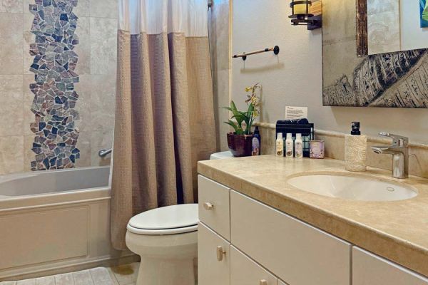 Alihi Lani 4 rear bedroom ensuite bathroom has jetted bathtub and custom tile