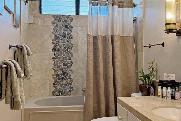 Alihi Lani 4 rear bedroom ensuite bathroom has jetted bathtub and custom tile